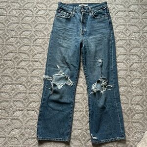 Women’s Levi’s rib cage straight ankle ripped jeans a size 28